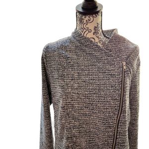 Pre-loved Banana Republic crop tweed jacket. Black and gray shimmery material.